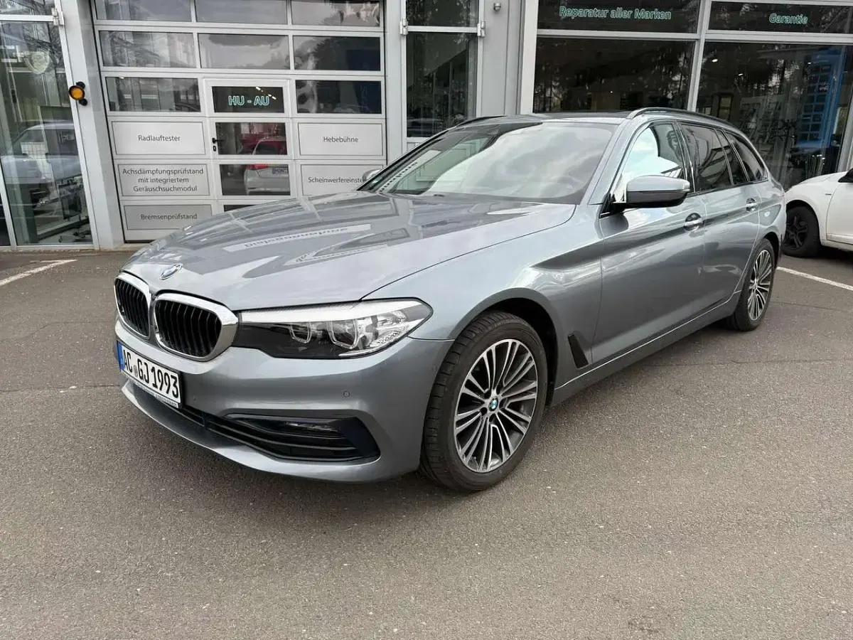 Gebraucht BMW 520 Sport Line 190 PS (139 kW) 2018 Bluestone metallic Kombi
