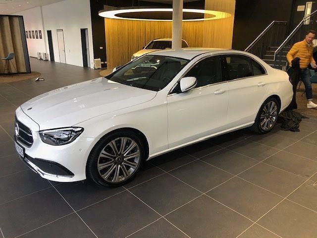 Weiß Gebraucht 2023 Mercedes E200 Avantgarde Limousine | 35.900 € (Superpreis) - Bild 1/4