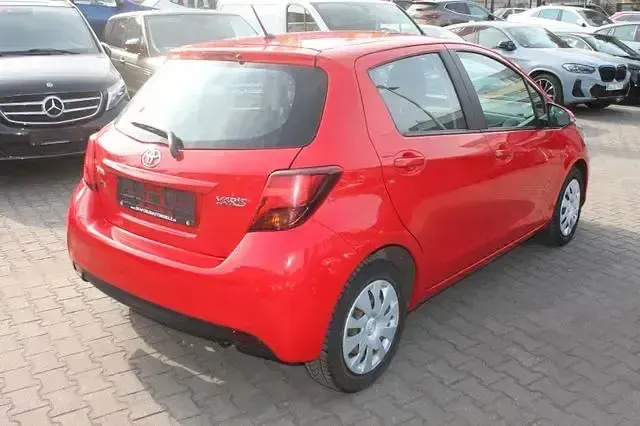Gebraucht Toyota Yaris Comfort 69 PS (50 kW) 2017 Rot Limousine