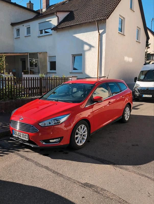 Rot Gebraucht 2015 Ford Focus Titanium Kombi | 13.500 € (Teuer) - Bild 1/4