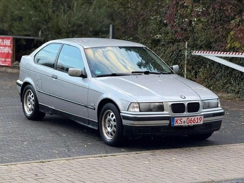 Silber (metallic) Gebraucht 1998 BMW 316 Compact Comfort Edition Kleinwagen | 4.950 € - Bild 1/4