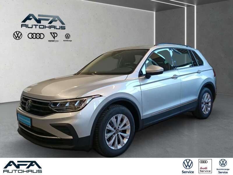 Reflexsilber metallic Gebraucht 2024 VW Tiguan Life SUV | 28.650 € - Bild 1/4
