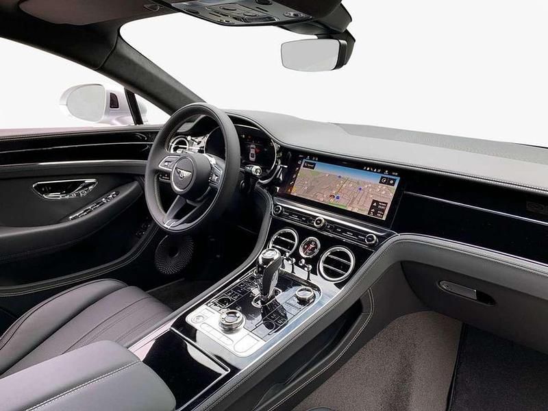 Second-hand Bentley Continental 680 CP (500 kW) 2025 Argintiu Coupe