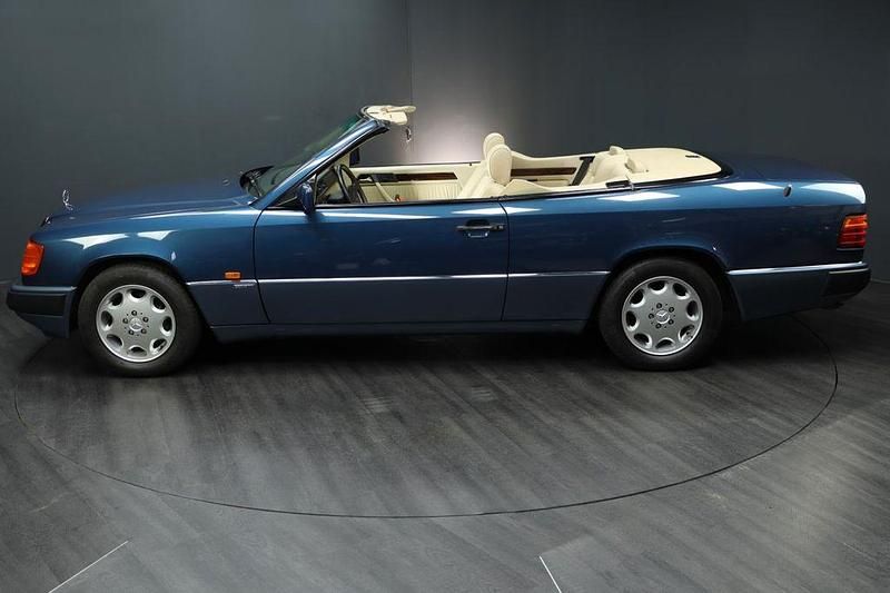 Gebraucht Mercedes E300 220 PS (161 kW) 1993 Blau Cabrio