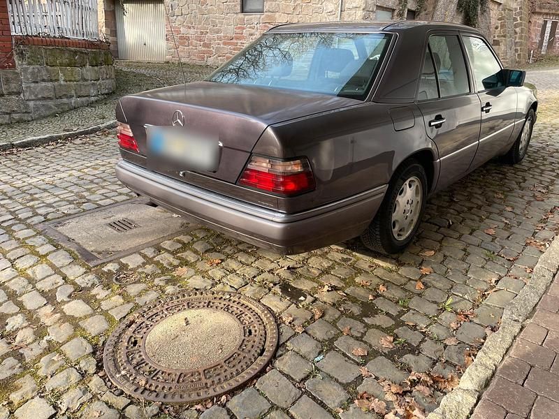 Gebraucht Mercedes E220 150 PS (110 kW) 1994 Andere farben Limousine
