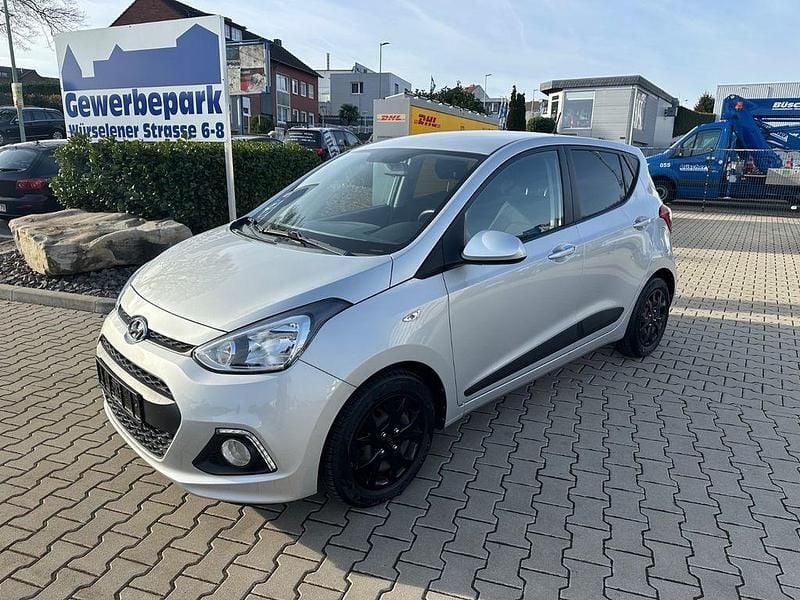 Sleek silver / met Gebraucht 2016 Hyundai i10 Classic Kleinwagen | 7.990 € (Fairer Preis) - Bild 1/4