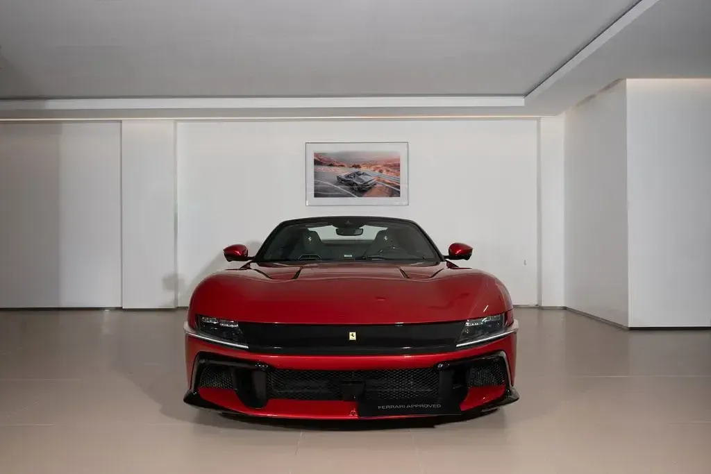 Gebraucht Ferrari 12 Cilindri 829 PS (609 kW) 2025 Rot Cabrio