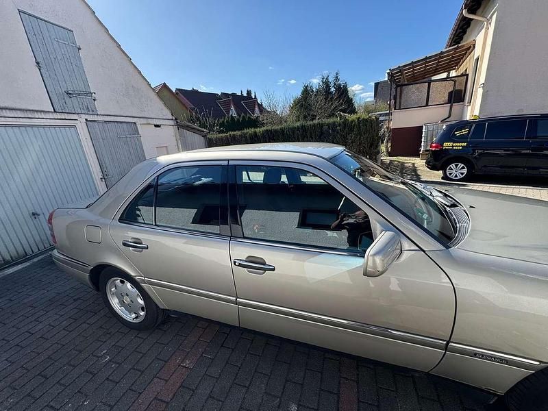 Gold Gebraucht 1994 Mercedes 220 Limousine | 6.600 € - Bild 1/4