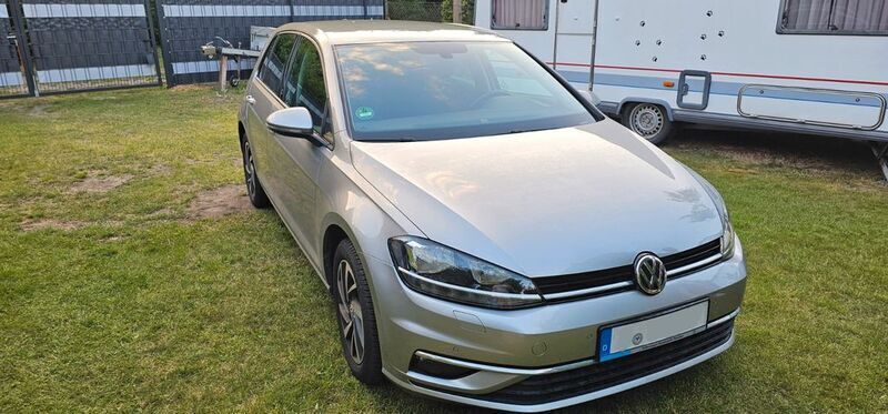 Silber Gebraucht 2017 VW Golf VII Sound Limousine | 10.950 € (Guter Preis) - Bild 1/4