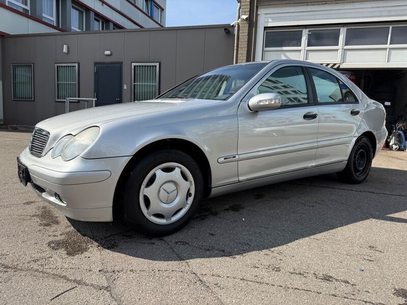 Silber Gebraucht 2001 Mercedes C200 Classic Limousine | 2.500 € (Fairer Preis) - Bild 1/4
