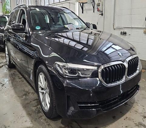 Schwarz Gebraucht 2023 BMW 520 Sport Line Kombi | 35.799 € (Guter Preis) - Bild 1/4