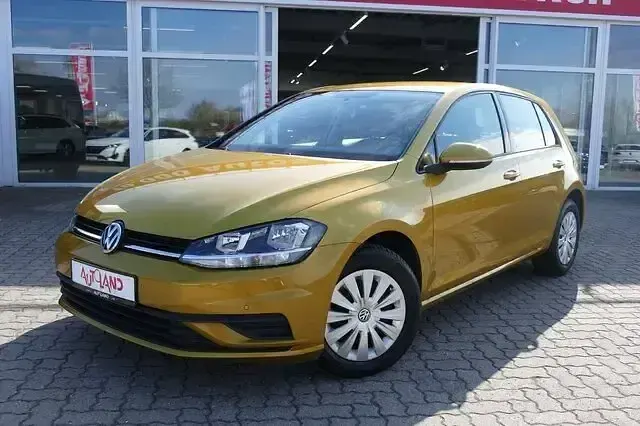 Gebraucht VW Golf VII Trendline 110 PS (80 kW) 2017 Gold Kleinwagen