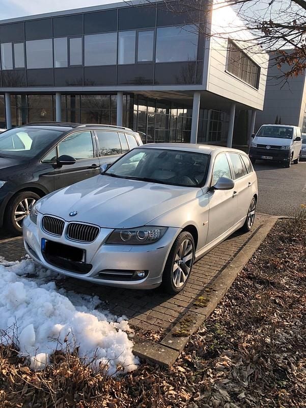 Silber Gebraucht 2010 BMW 320 Kombi | 2.150 € (Superpreis) - Bild 1/4