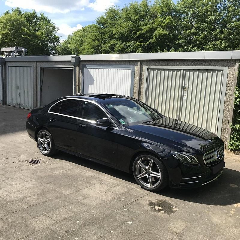 Schwarz Gebraucht 2017 Mercedes E220 Avantgarde Limousine | 12.000 € (Superpreis) - Bild 1/4