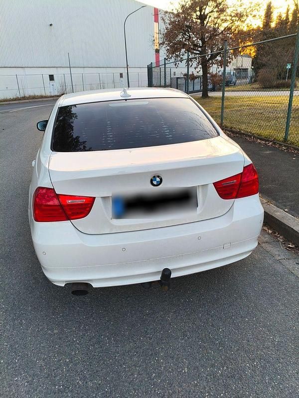 Gebraucht BMW 318 143 PS (105 kW) 2010 Weiß Limousine
