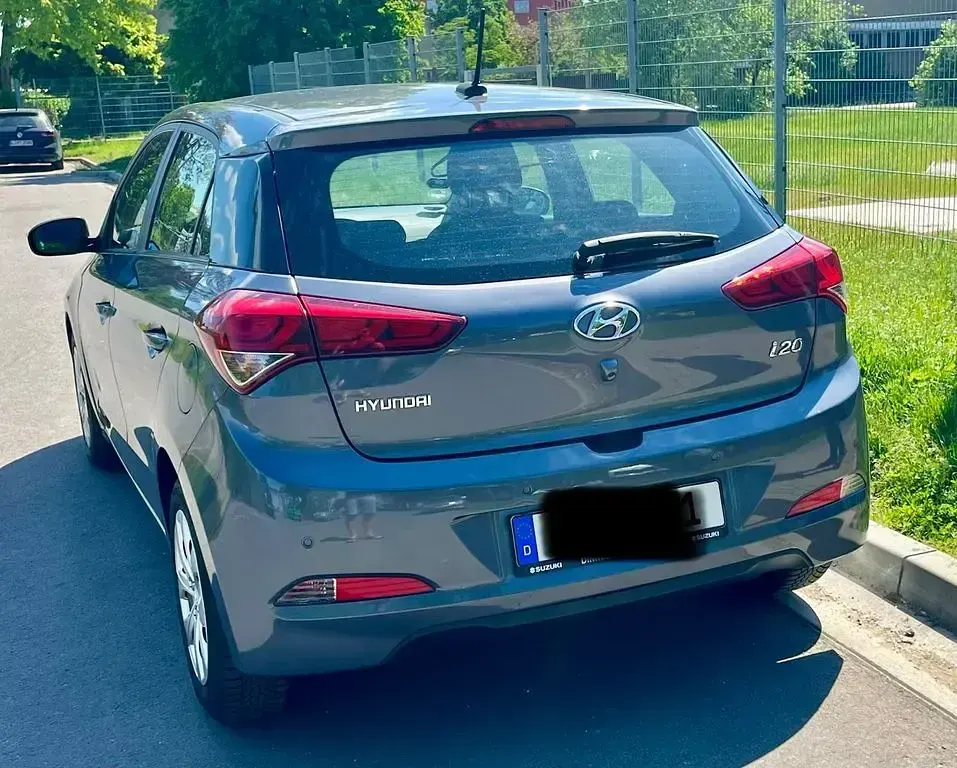 Gebraucht Hyundai i20 Trend 101 PS (74 kW) 2016 Grau Kleinwagen