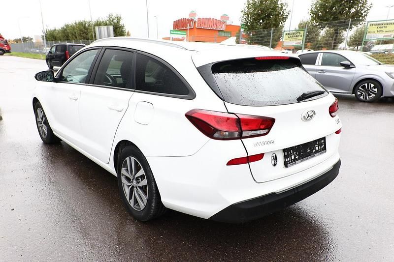 Gebraucht Hyundai i30 120 PS (88 kW) 2017 Polar white