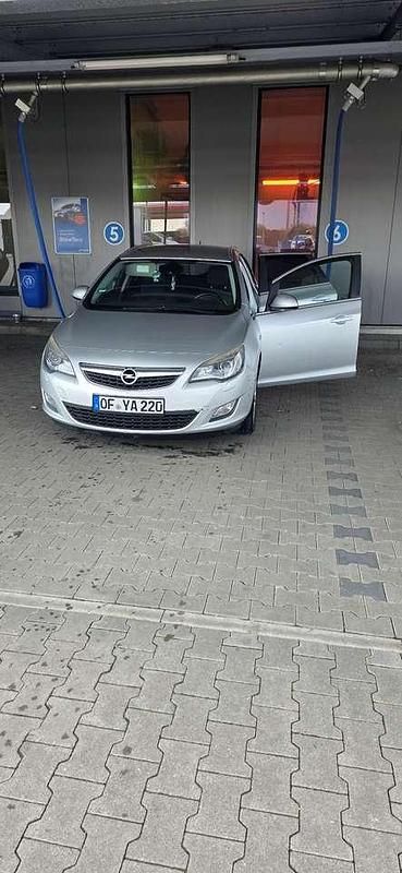 Gebraucht Opel Astra Edition 125 PS (91 kW) 2012 Kombi
