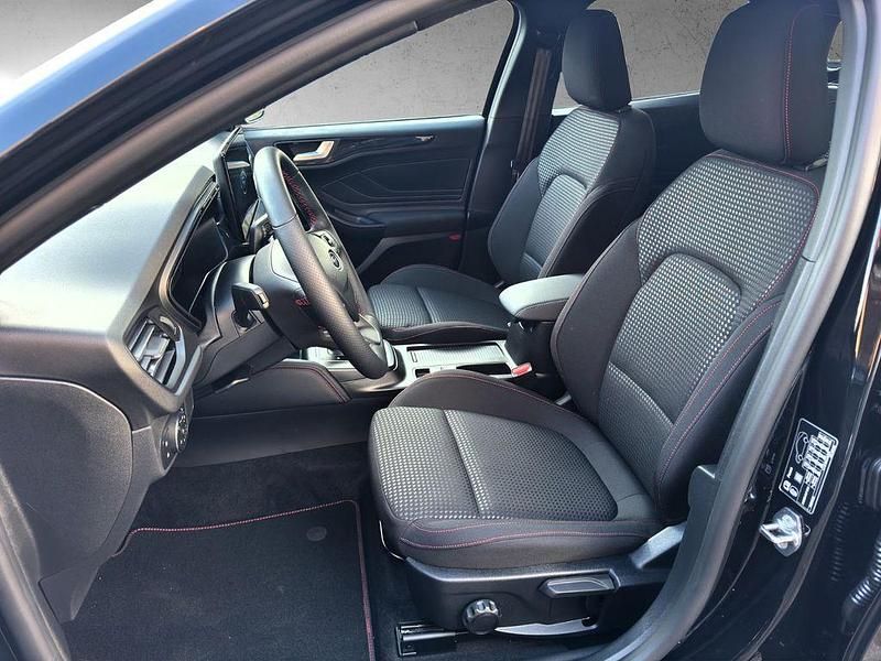 Grau Gebraucht 2024 Ford Focus ST-Line X Limousine | 25.995 € (Fairer Preis) - Bild 1/3