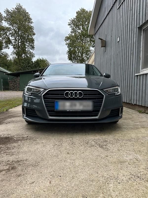 Grau Gebraucht 2018 Audi A3 S-Line Kleinwagen | 13.800 € (Guter Preis) - Bild 1/4