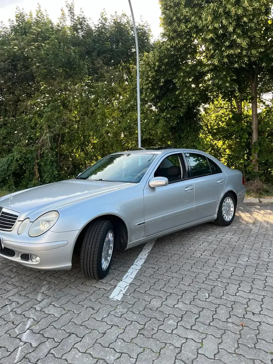 Gebraucht Mercedes E220 150 PS (110 kW) 2002 Silber Limousine