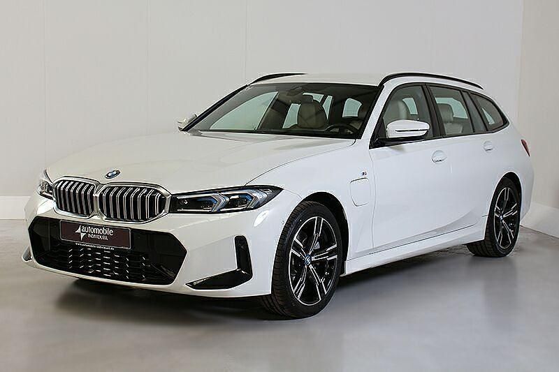 Gebraucht BMW 330e M Sport 292 PS (214 kW) 2024 Alpinweiss Kombi