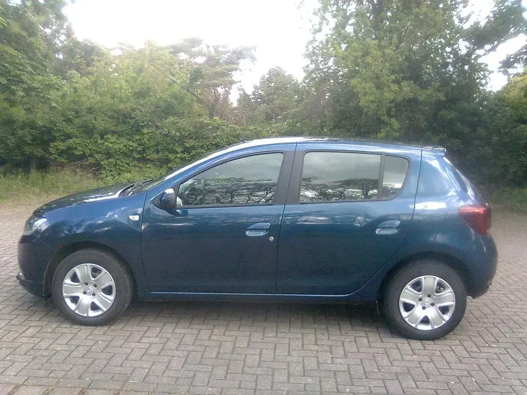 Używany Dacia Sandero 73 KM (53 kW) 2017 Niebieski Sedan/Limuzyna
