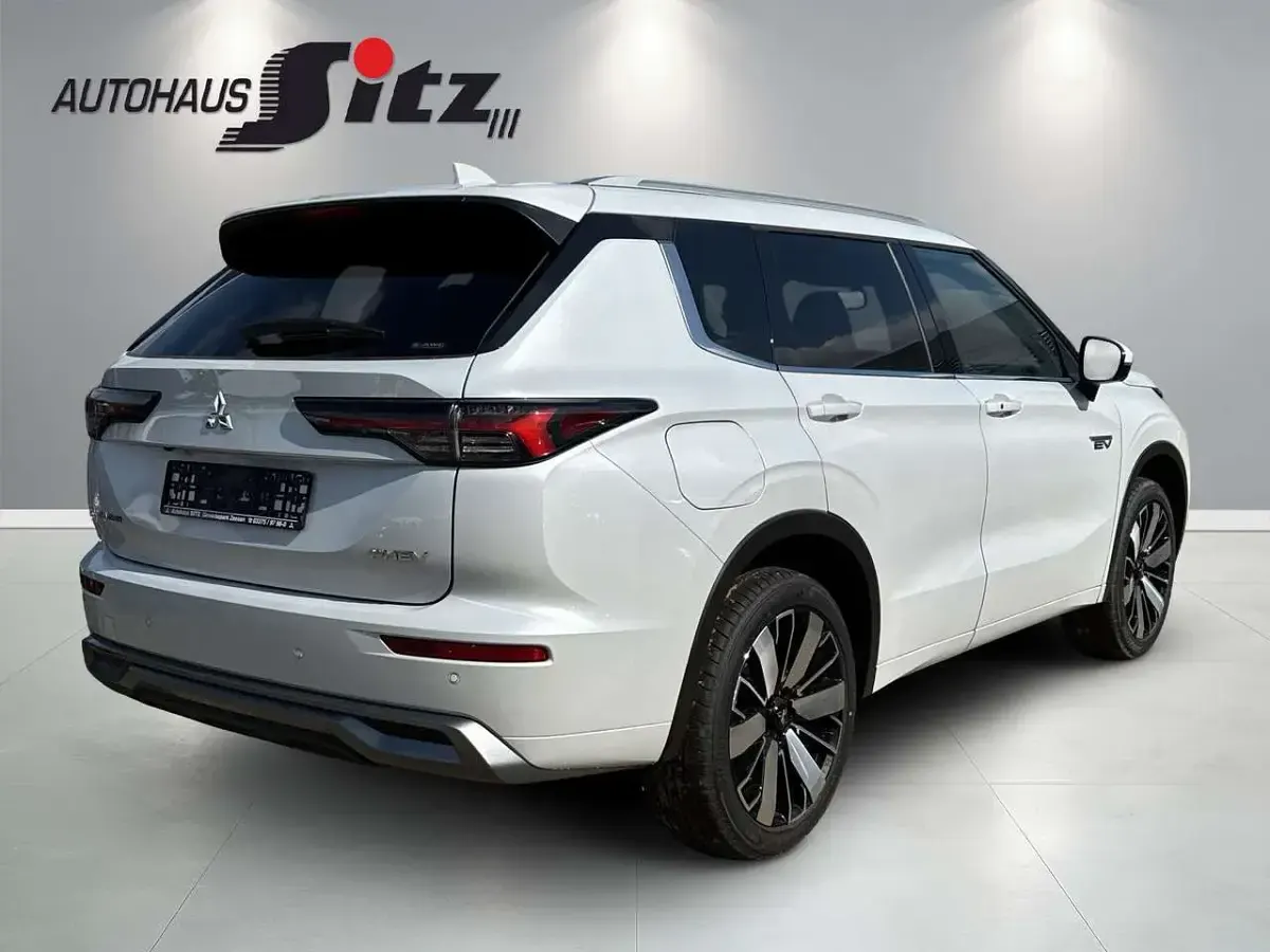 Neu Mitsubishi Outlander P-HEV Top 136 PS (100 kW) 2026 Weiß SUV