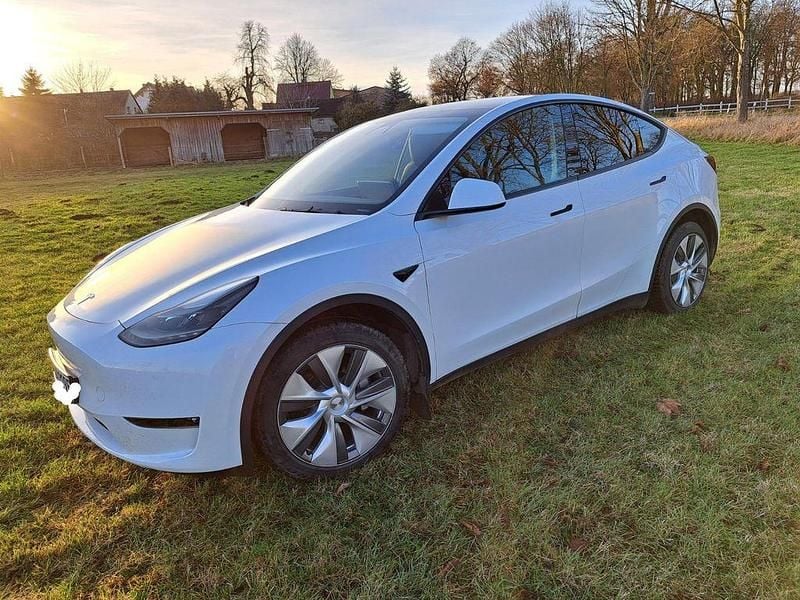 Weiß Gebraucht 2022 Tesla Model Y SUV | 31.900 € (Guter Preis) - Bild 1/4