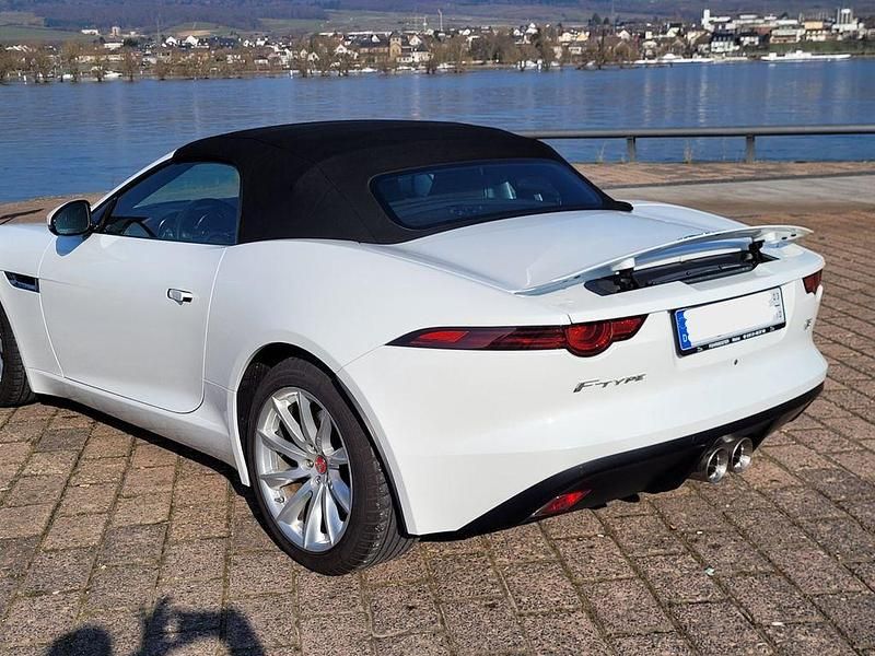 Gebraucht Jaguar F-Type Chequered Flag 340 PS (250 kW) 2019 Weiß Cabrio