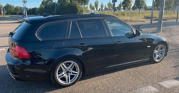 Schwarz Gebraucht 2012 BMW 320 Performance Kombi | 4.850 € (Superpreis) - Bild 1/4