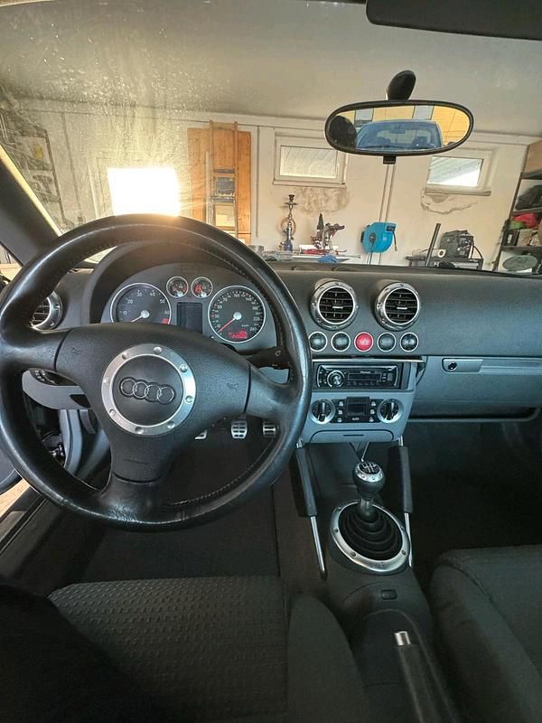 Silber Gebraucht 2004 Audi TT Limousine | 4.000 € (Fairer Preis) - Bild 1/4