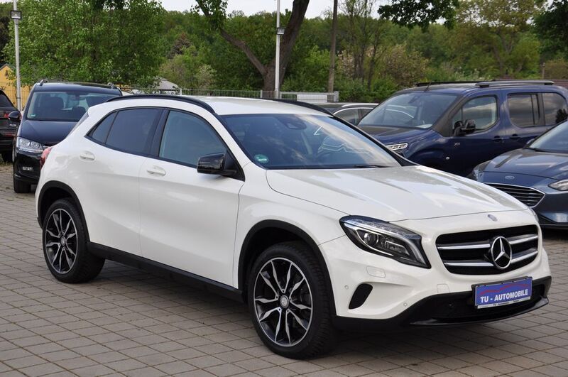 Calcitweiss unilack Gebraucht 2016 Mercedes GLA250 Night SUV | 23.790 € (Fairer Preis) - Bild 1/4