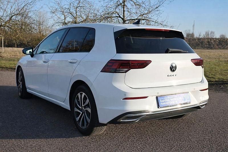 Gebraucht VW Golf VII Active 150 PS (110 kW) 2021 Weiß Kleinwagen