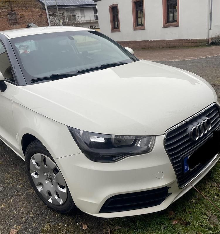 Weiß Gebraucht 2013 Audi A1 Attraction Limousine | 5.750 € (Fairer Preis) - Bild 1/4