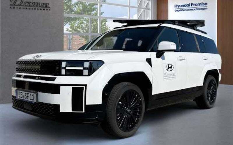 Weiß Gebraucht 2024 Hyundai Santa Fe Blackline SUV | 55.990 € - Bild 1/2
