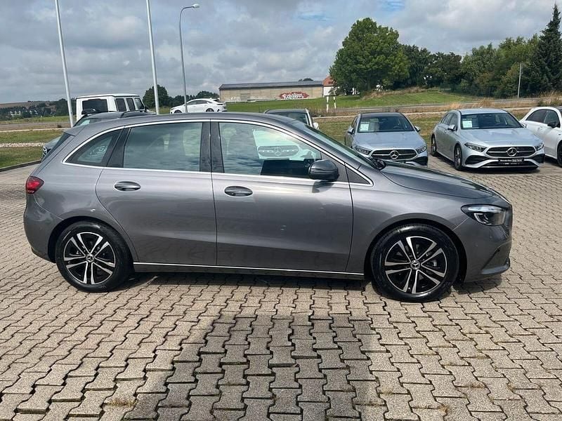 Gebraucht Mercedes B180 Progressive 136 PS (100 kW) 2024 Grau Van / Kleinbus