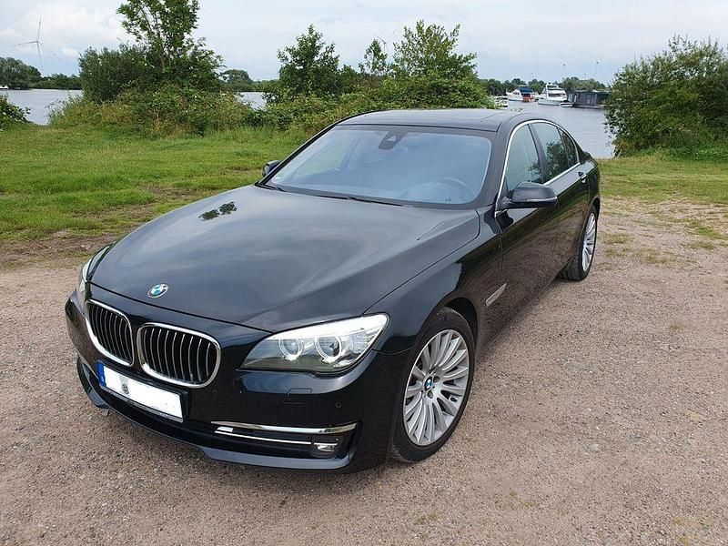 Schwarz Gebraucht 2015 BMW 750 Limousine | 22.990 € (Superpreis) - Bild 1/4