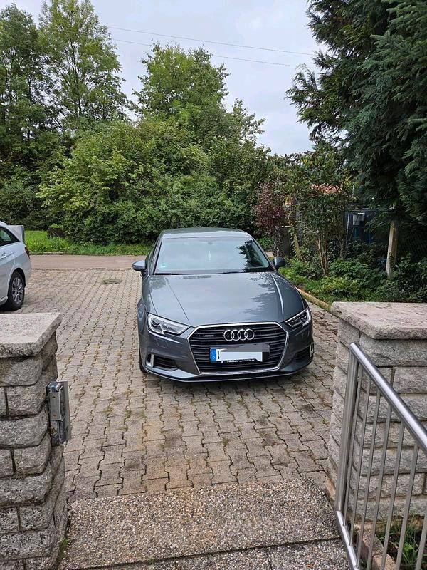 Grau Gebraucht 2019 Audi A3 Limousine | 20.900 € (Superpreis) - Bild 1/4