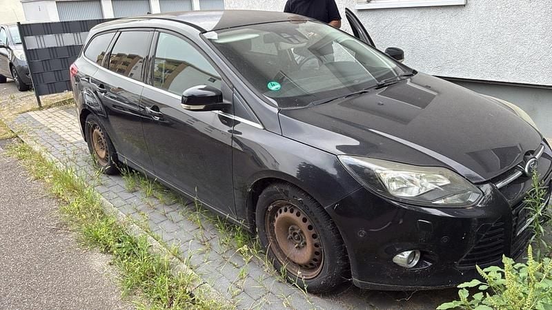 Schwarz Gebraucht 2012 Ford Focus Kombi | 2.800 € (Superpreis) - Bild 1/4