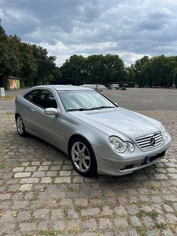 Silber Gebraucht 2001 Mercedes C200 Coupé | 1.999 € (Fairer Preis) - Bild 1/4
