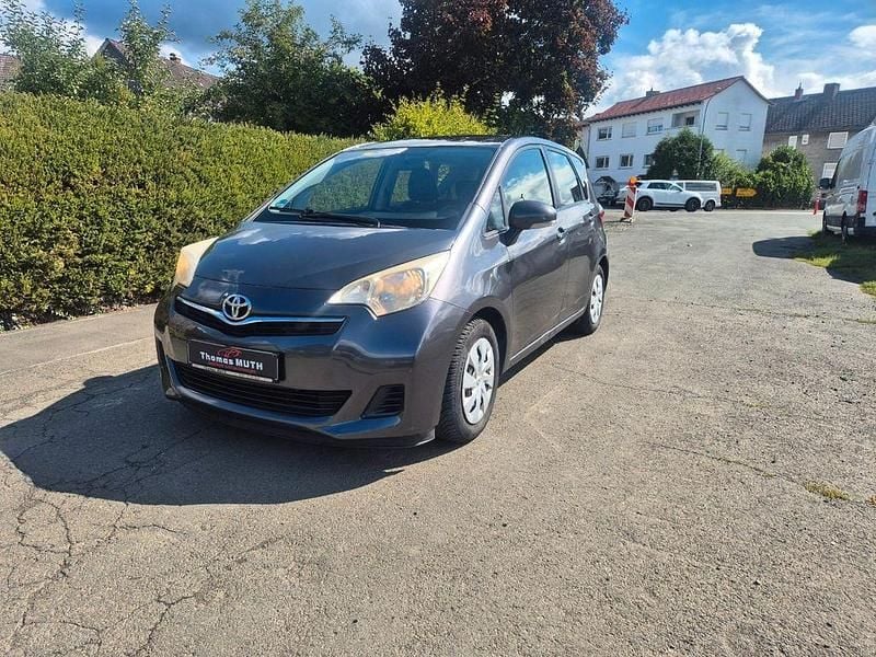 Grau Gebraucht 2012 Toyota Verso-S Life Van / Kleinbus | 5.500 € (Fairer Preis) - Bild 1/4