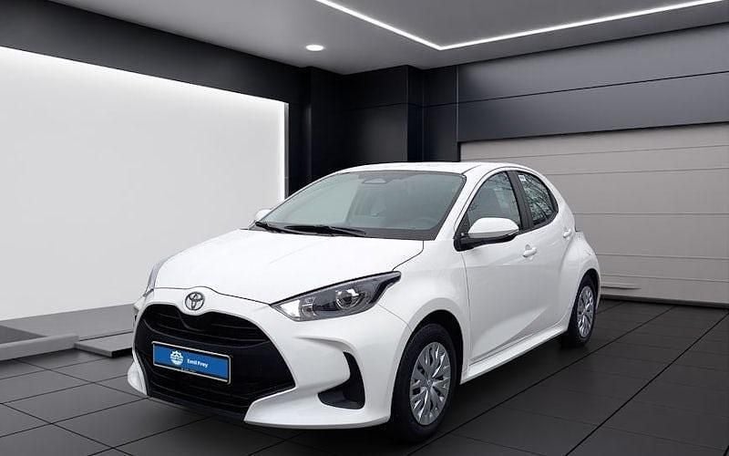 Weiß Neu 2025 Toyota Yaris Hybrid Comfort Limousine | 21.990 € (Superpreis) - Bild 1/4