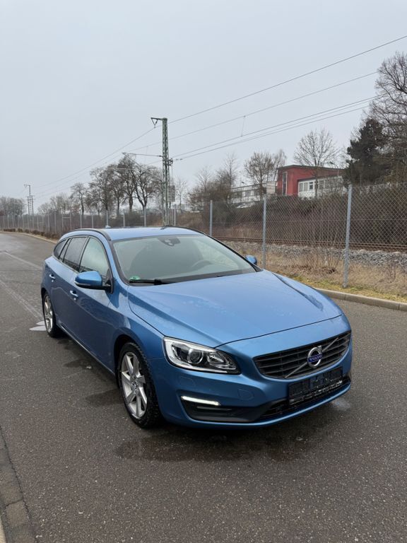 Blau Gebraucht 2016 Volvo V60 Business Edition Kombi | 12.400 € (Fairer Preis) - Bild 1/4