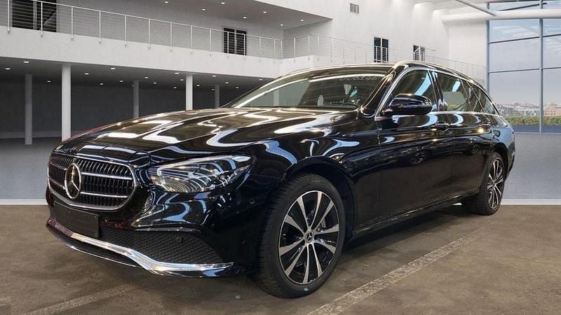 Schwarz Gebraucht 2022 Mercedes E300 Limousine | 32.590 € (Guter Preis) - Bild 1/3