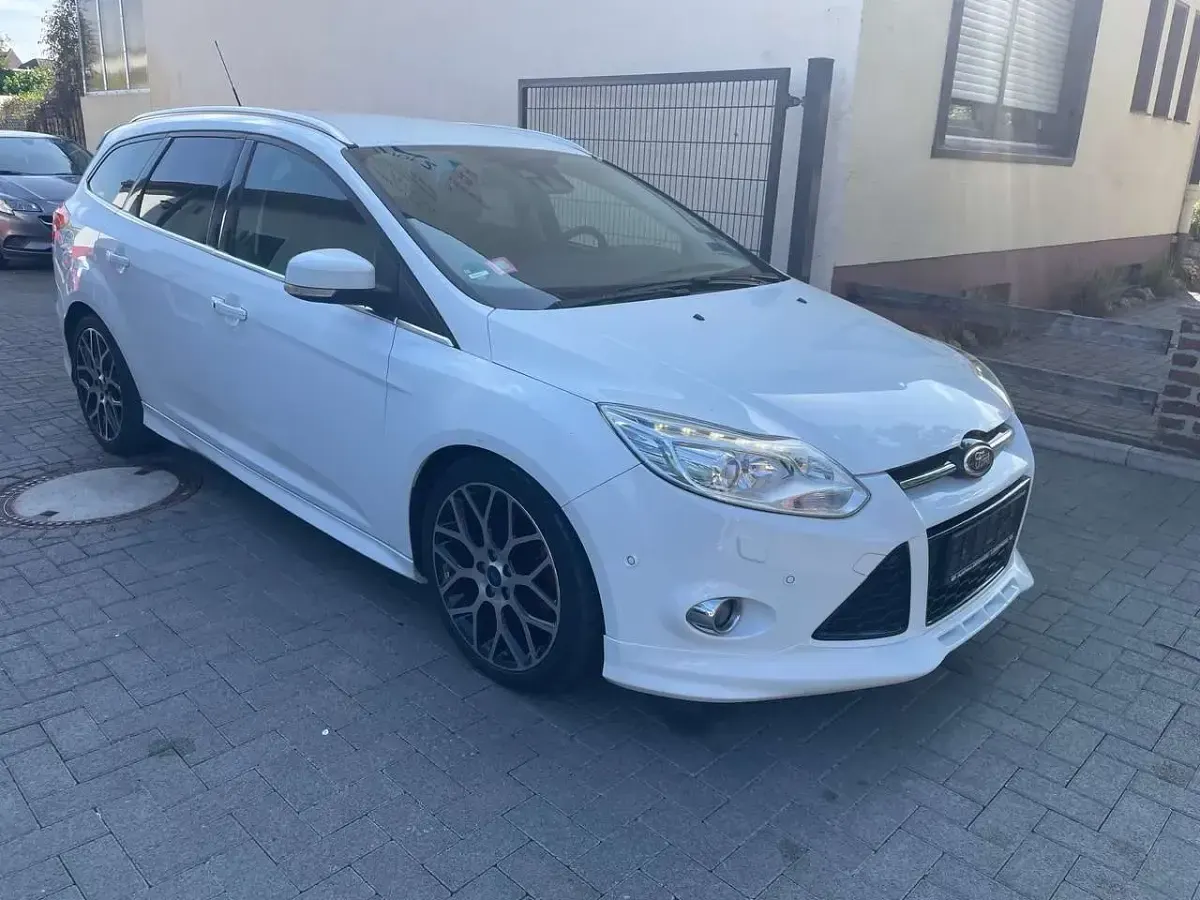 Gebraucht Ford Focus Titanium 140 PS (102 kW) 2013 Frostweiß Kombi