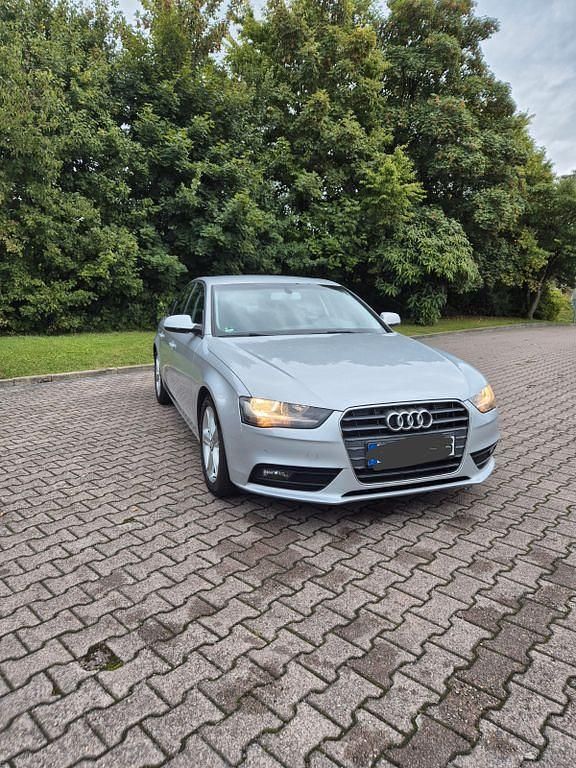 Silber Gebraucht 2014 Audi A4 Attraction Limousine | 14.900 € (Teuer) - Bild 1/4