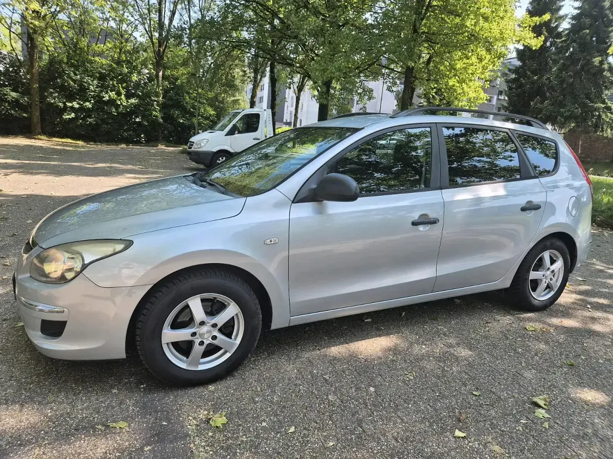 Używany Hyundai i30 109 KM (80 kW) 2010 Srebrny Kombi