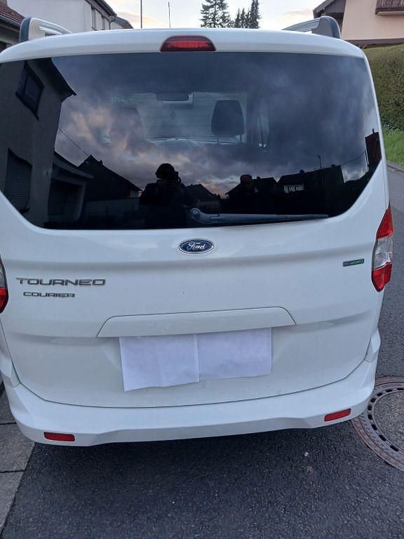 Gebraucht Ford Tourneo Courier Titanium 101 PS (74 kW) 2016 Weiß Van / Kleinbus