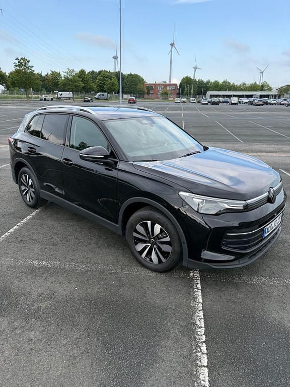 Gebraucht VW Tiguan Goal 150 PS (110 kW) 2024 Schwarz SUV